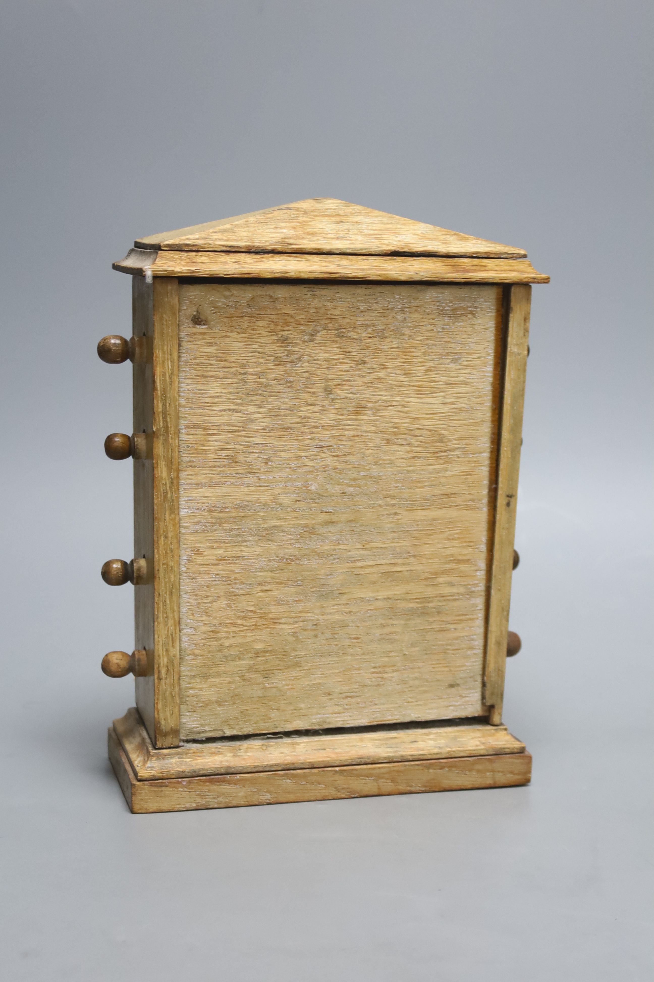 An early 20th century oak desk calendar with apertures, height 25cm